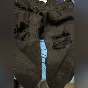 Black distressed curvy skinny jeans 
Ms. Cello